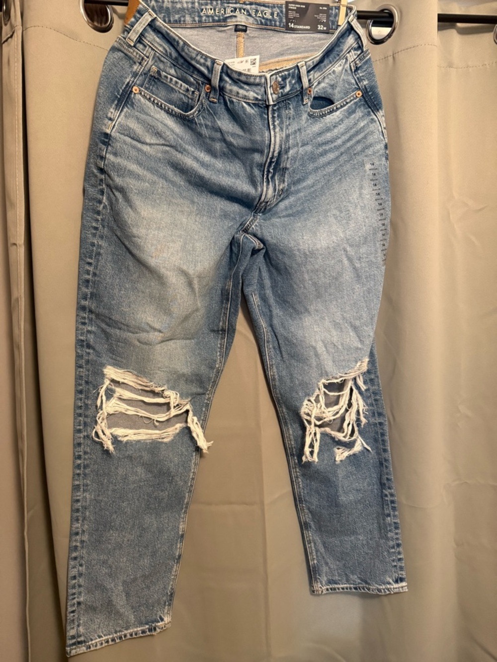 American Eagle Outfitters Light Wash Relaxed Ripped Jeans